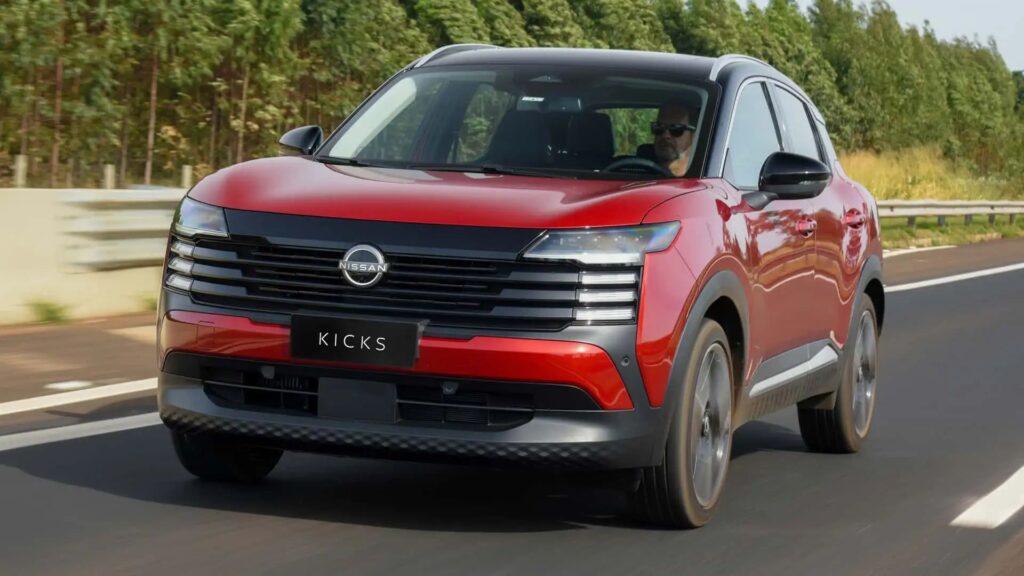 Novo Nissan Kicks 2026  vermelho em movimento na estrada.