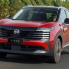 Novo Nissan Kicks 2026 vermelho em movimento na estrada.