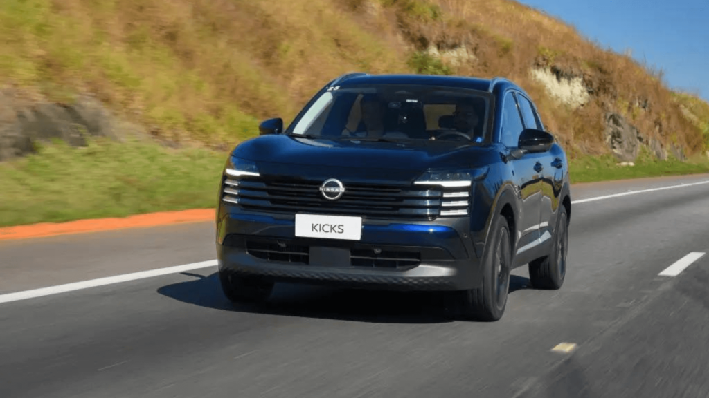 Novo Nissan Kicks azul em movimento na estrada.
