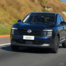 Novo Nissan Kicks azul em movimento na estrada.