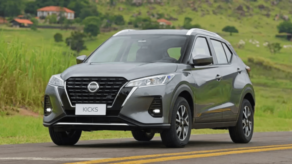 Nissan Kicks Play Active cinza parado no meio da estrada.