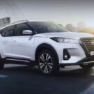 Kicks Play branco em movimento em uma ponte.