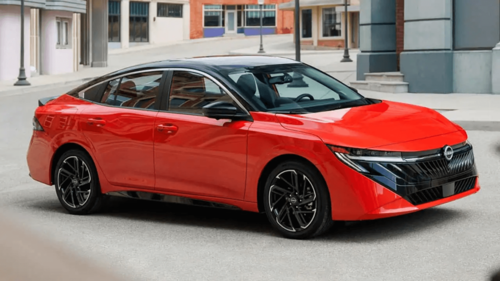 Nissan Sentra 2026 laranja parado na diagonal.