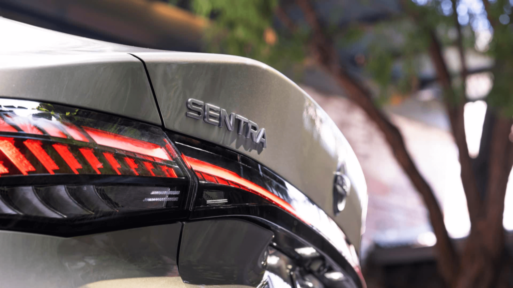 Lanterna traseira do Nissan Sentra 2026 prata.