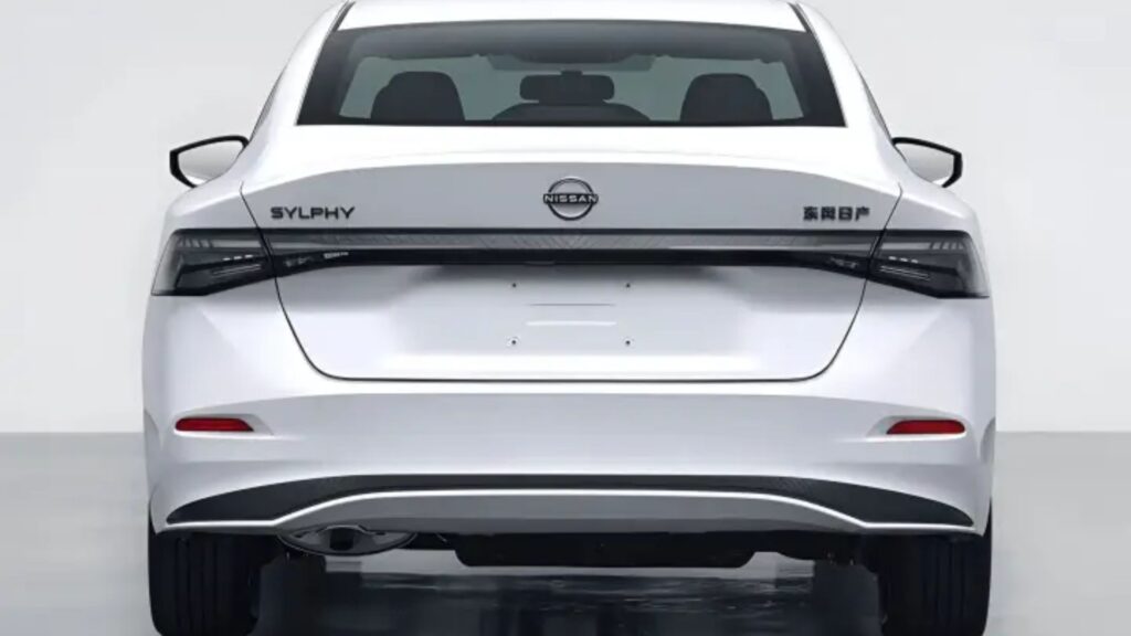 Traseira do Nissan Sentra 2026 branco.