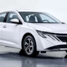 Nissan Sentra 2026 branco parado na diagonal.