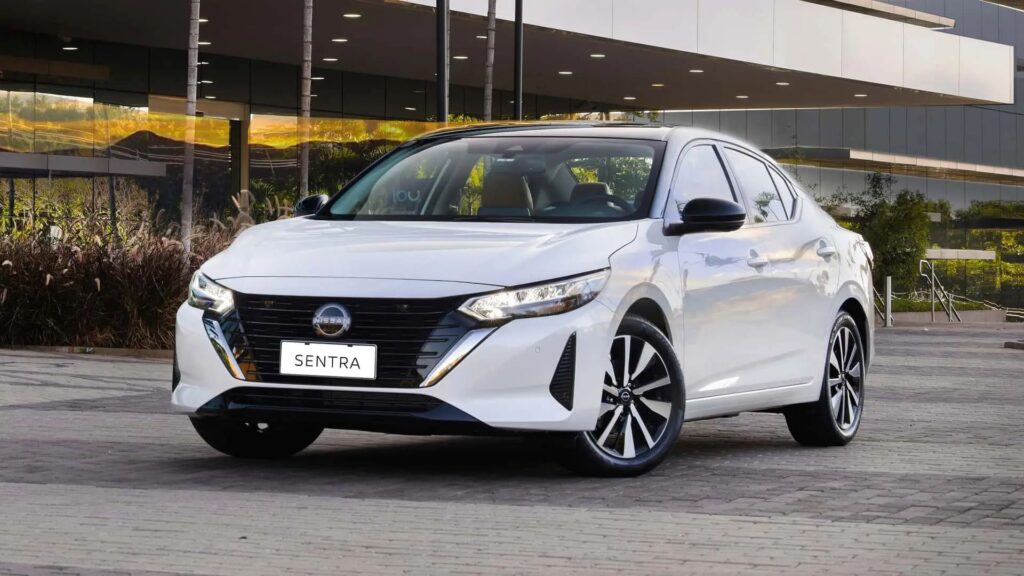 Nissan Sentra Exclusive branco na diagonal.