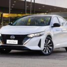 Nissan Sentra Exclusive branco na diagonal.