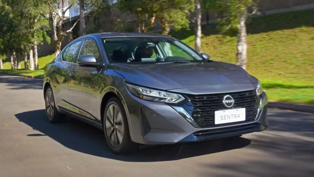 Nissan Sentra Advance cinza em movimento na estrada.