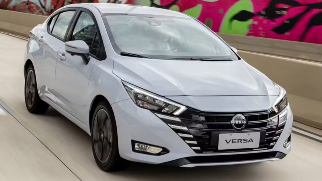Nissan Versa branco em movimento na estrada.