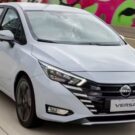 Nissan Versa branco em movimento na estrada.