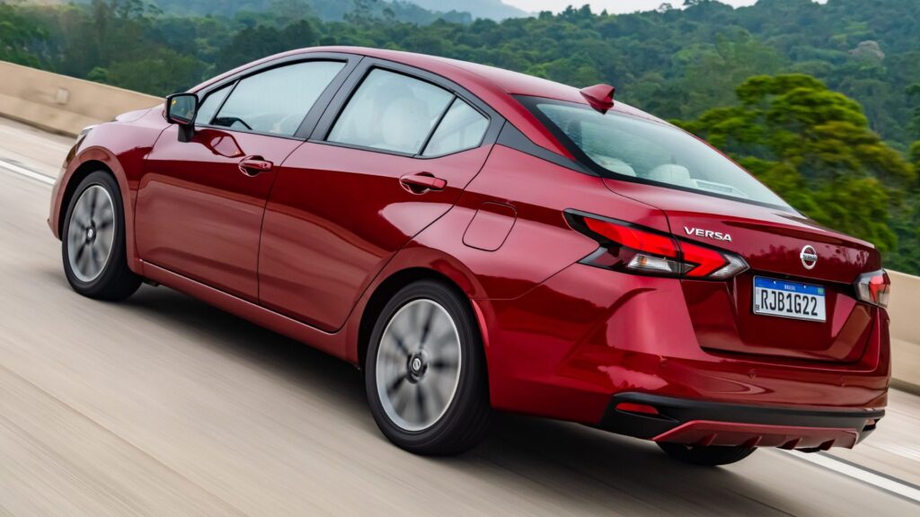Traseira do Nissan Versa Exclusive 2021 vermelho.