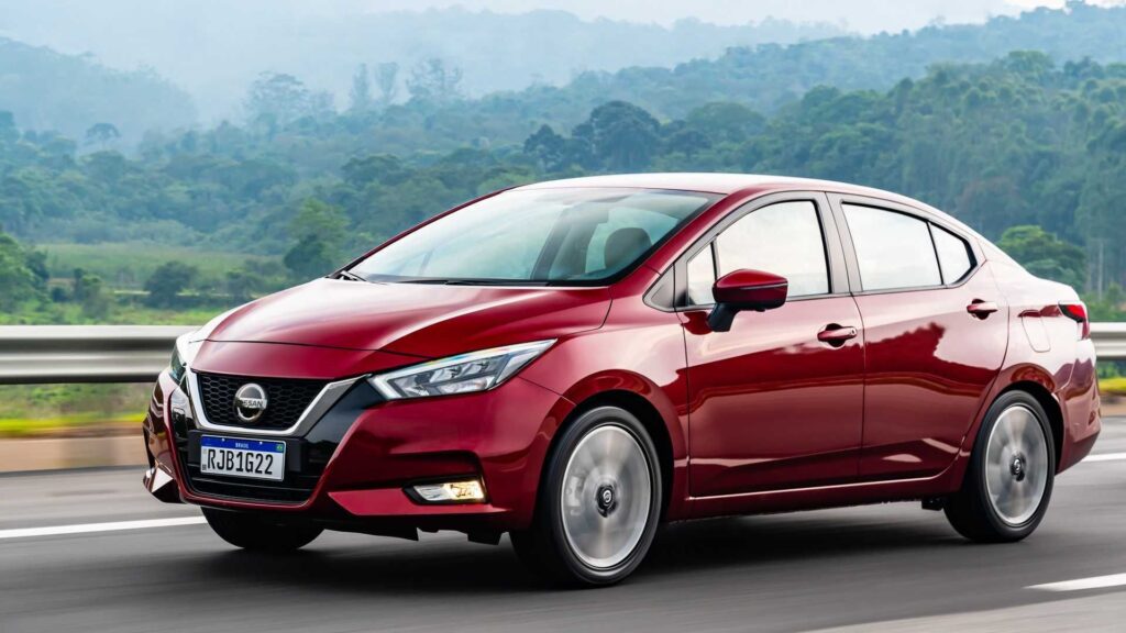 Nissan Versa Exclusive 2021 vermelho em movimento na estrada.