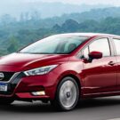 Nissan Versa Exclusive 2021 vermelho em movimento na estrada.