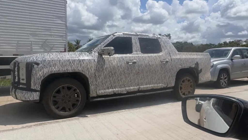 Lateral da Nova Amarok em movimento no asfalto.
