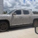 Lateral da Nova Amarok em movimento no asfalto.