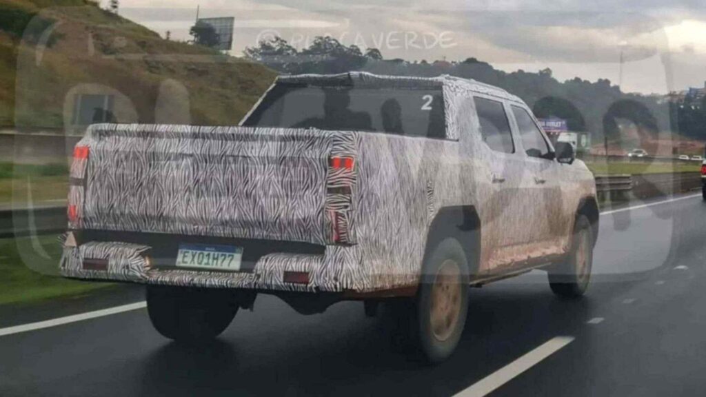 Nova Amarok camuflada em movimento na pisa molhada