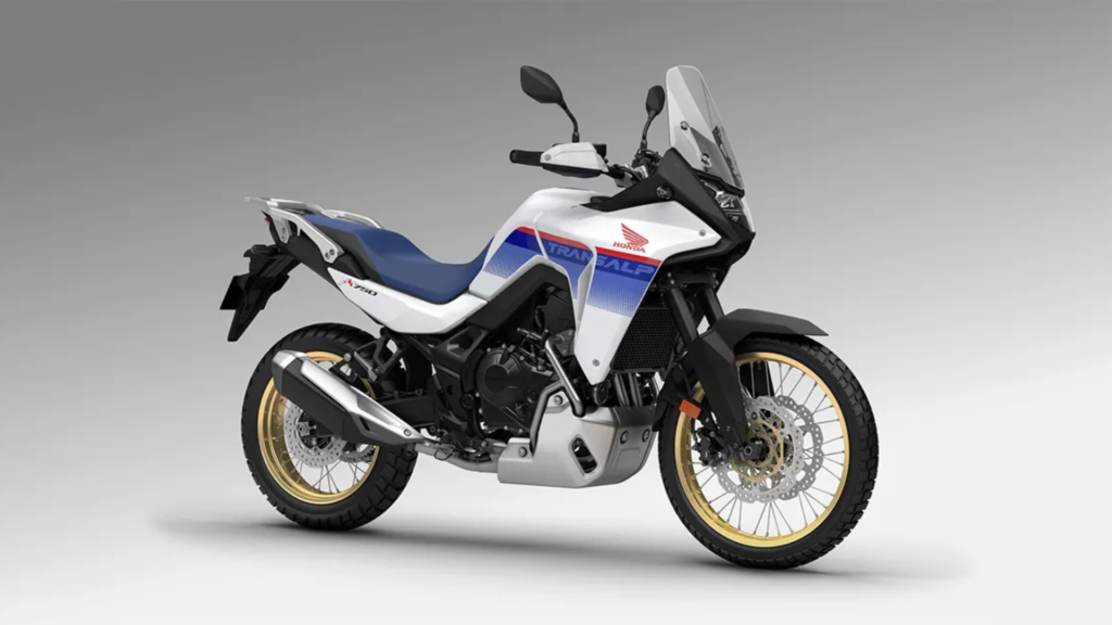 Nova Honda Transalp 750 branca parada na diagonal.