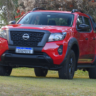 Nissan Frontier 2026 vermelha parada na diagonal.