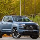 Mitsubishi Triton Tarmac azul parada na diagonal.