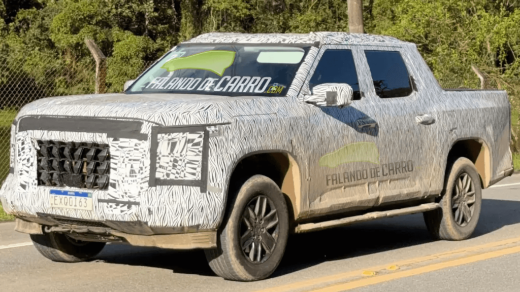 Nova Volkswagen Amarok camuflada em movimento na estrada.
