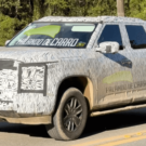 Nova Volkswagen Amarok camuflada em movimento na estrada.