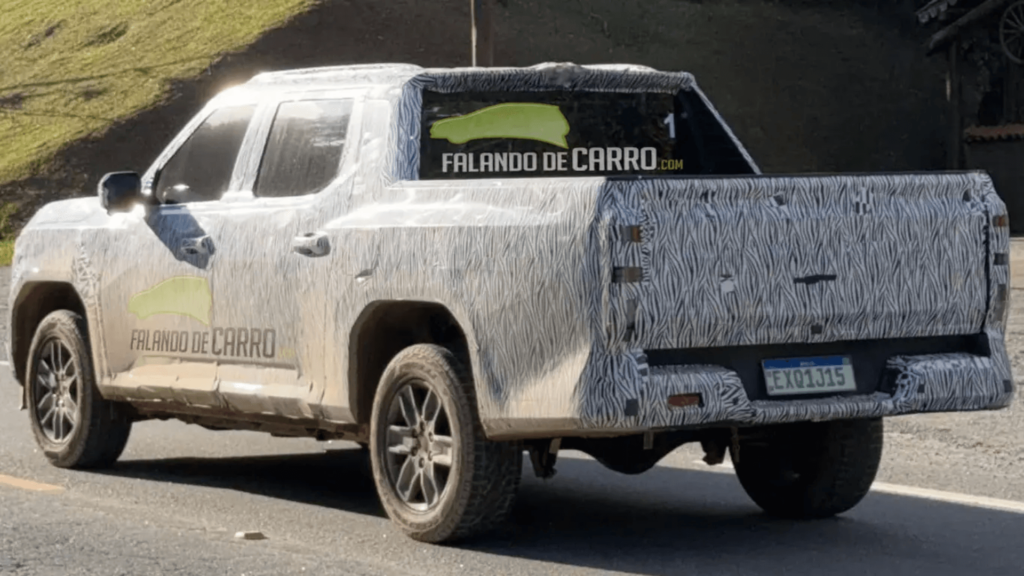 Traseira da Nova Volkswagen Amarok camuflada em movimento na estrada.
