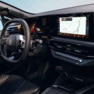 Interior do Renault Clio 2026 com alguns detalhes em vermelho.