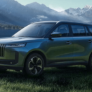 Novo Jaecoo 5 verde parado na diagonal em cima de um gramado verde.