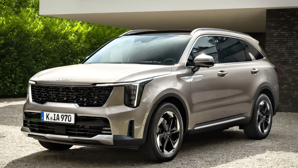 Kia Sorento 2026 parado na diagonal em uma garagem de uma casa.