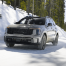 Kia Sorento 2026 cinza em movimento na neve.