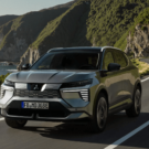 Novo Mitsubishi Eclipse Cross Elétrico em movimento na estrada.