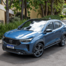 Fiat Fastback azul parado na diagonal.