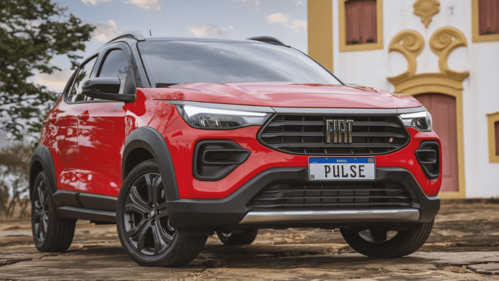 Fiat Pulse vermelho parado na diagonal com uma igreja no fundo.