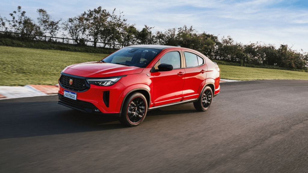 Fiat Fastback Abarth em movimento na estrada.