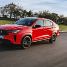 Fiat Fastback Abarth em movimento na estrada.