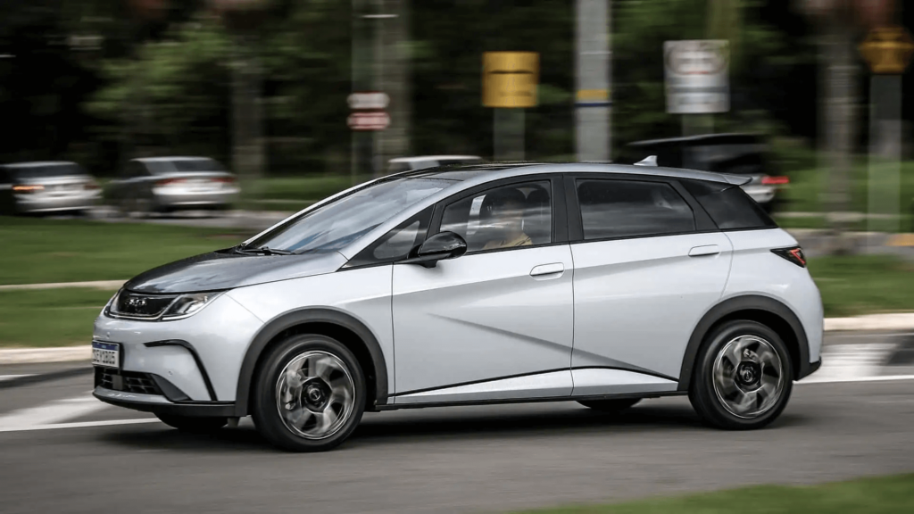 BYD Dolphin Plus prata em movimento na estrada.