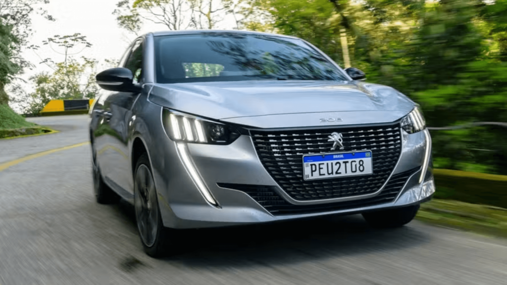 Peugeot 208 Turbo prata com as luzes ligadas.