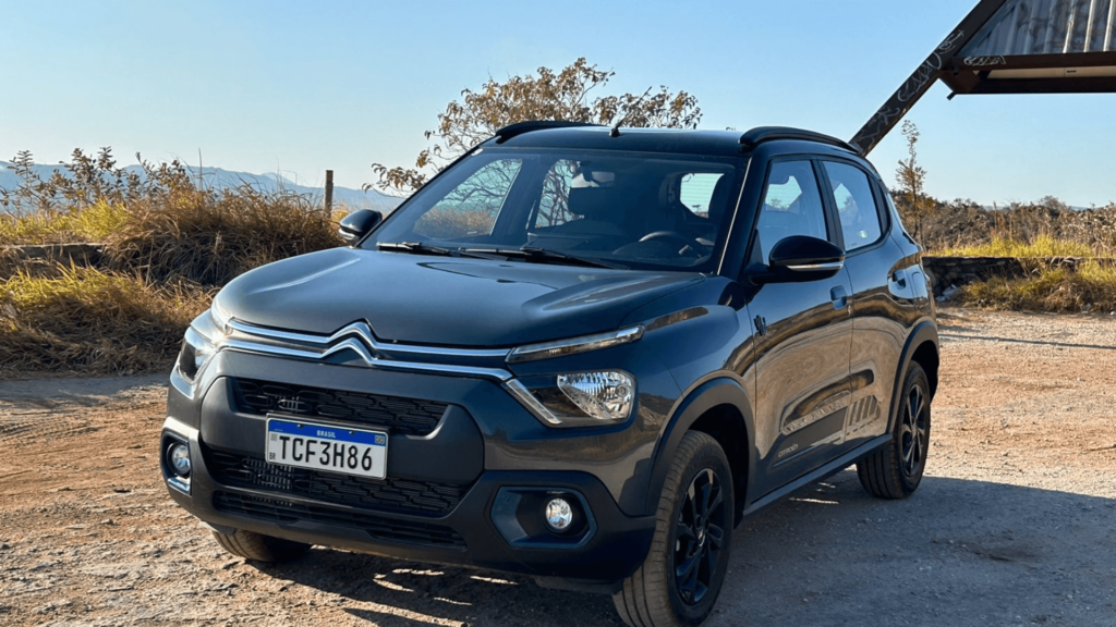 Citroën C3 Turbo preto parado na diagonal em uma estrada de chão.