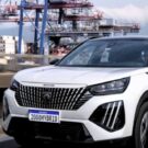 Peugeot 2008 2026 chega branco de frente com um porto no fundo.