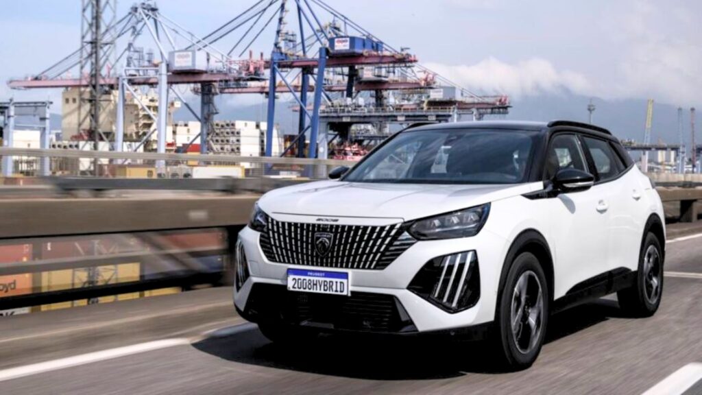 Peugeot 2008 2026 branco em movimento.