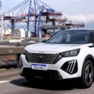 Peugeot 2008 2026 branco em movimento.