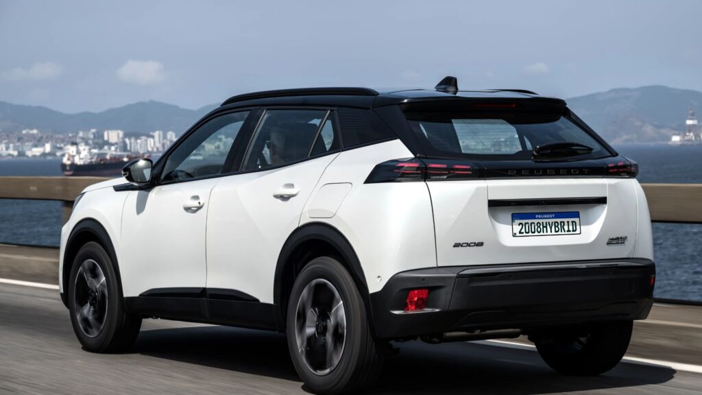 Peugeot 2008 2026 branco na estrada.
