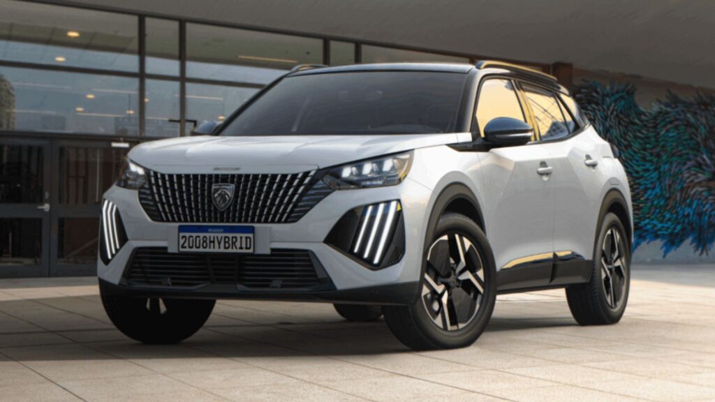 Peugeot 2008 2026 branco parado na diagonal.