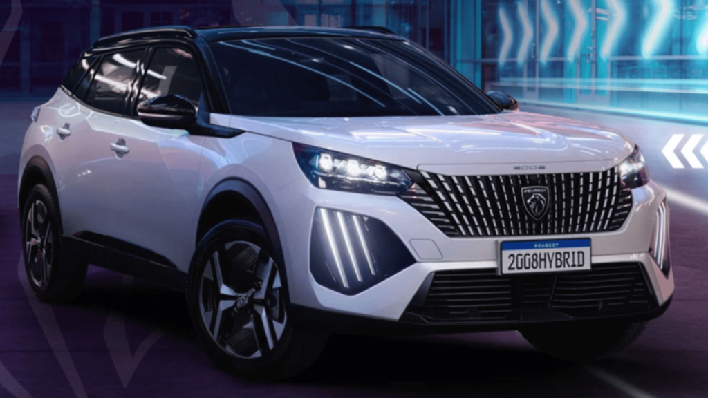 Peugeot 2008 2026 branco parado na diagonal com um fundo colorido e com o farol aceso.