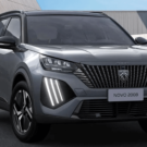 Peugeot 2008 Allure 2026 cinza parado na diagonal com os faróis acesos.