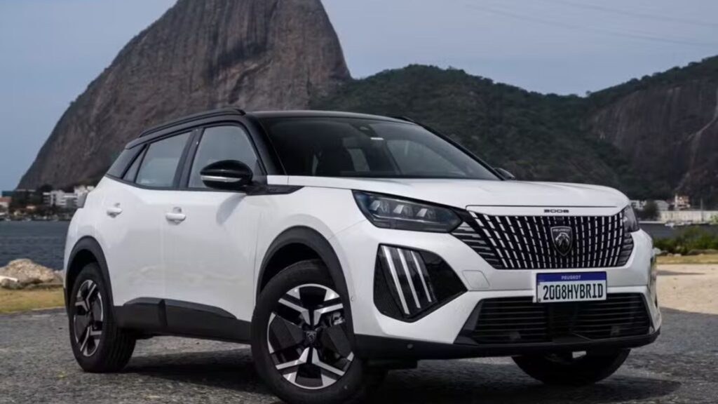 Peugeot 2008 branco parado na diagonal.