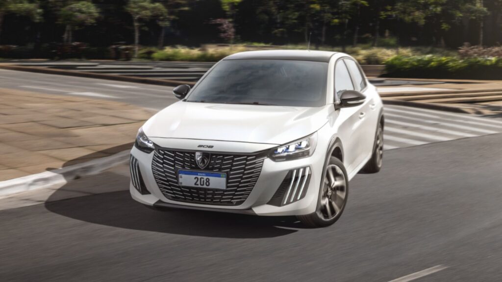 Peugeot 208 branco fazendo uma curva.