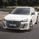 Peugeot 208 branco fazendo uma curva.