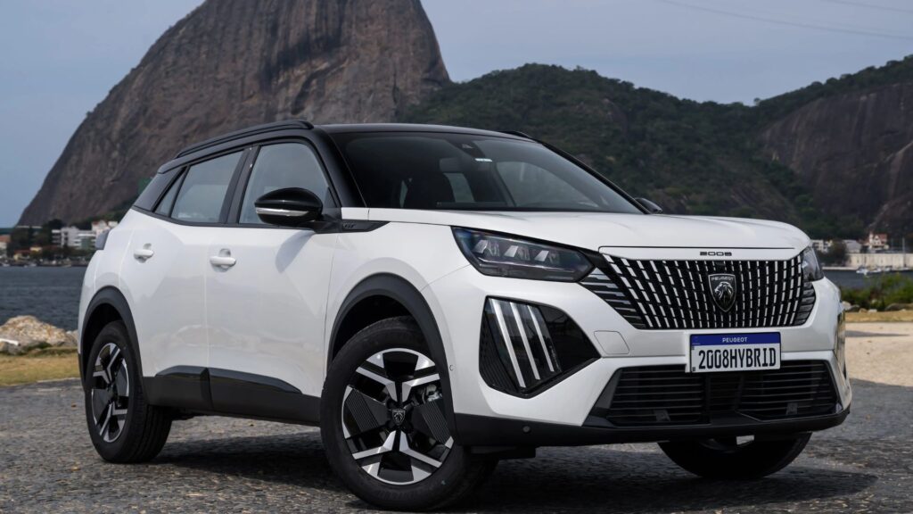 Peugeot 2008 2026 híbrido branco parado na diagonal.